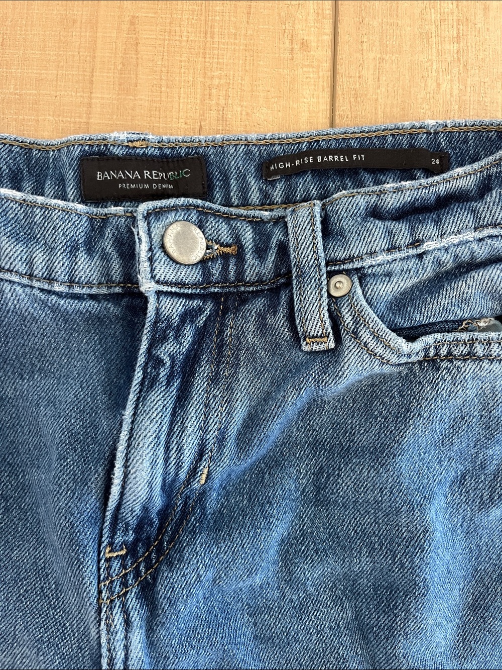 Banana Republic Medium Blue High-Rise Barrel Fit Jeans - Picture 2 of 4